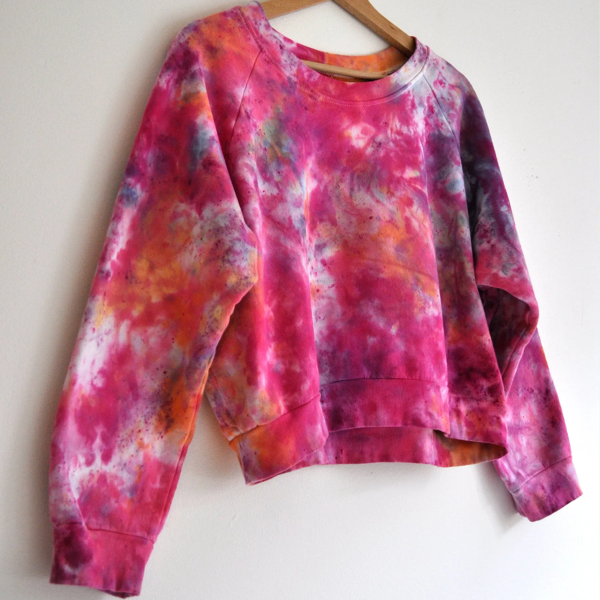Organic Cotton Cropped Sweatshirt in Berry Explosive