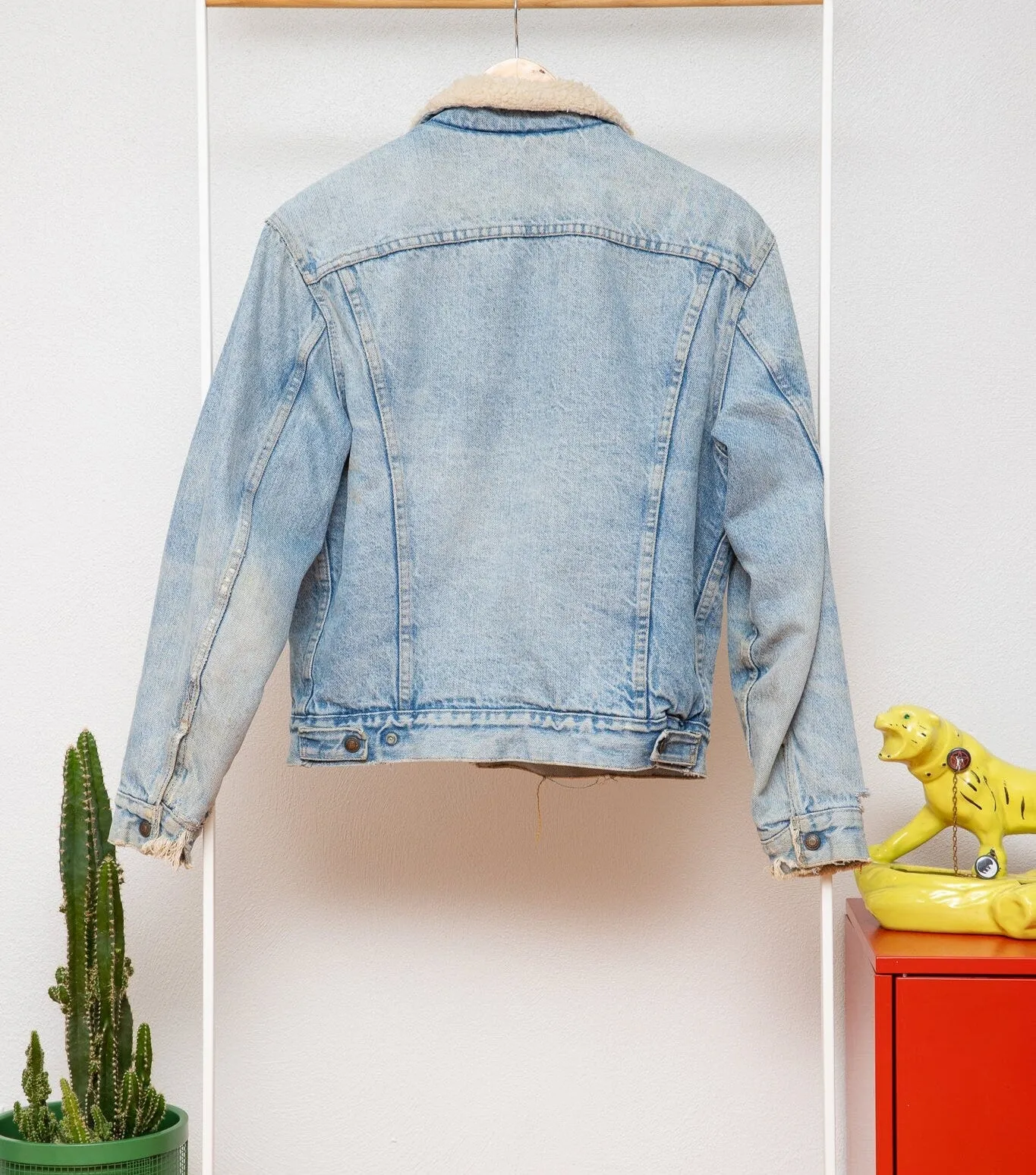 Vintage Levi’s light wash sherpa lined 2 pkt denim jacket (40)