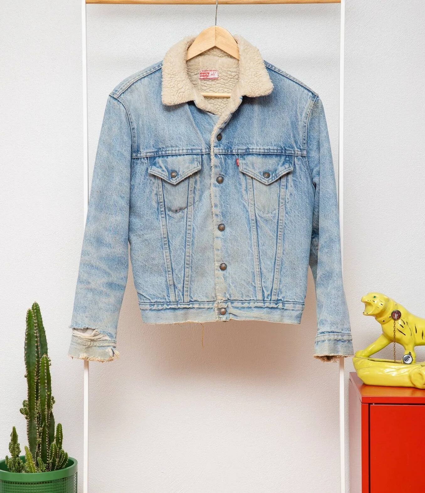 Vintage Levi’s light wash sherpa lined 2 pkt denim jacket (40)